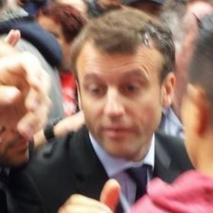 Emmanuel macron oeuf au visage