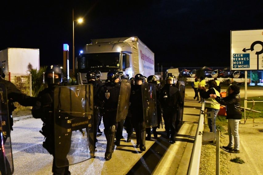 Dépassé Par Les Gilets Jaunes Un Syndicat De Police Demande