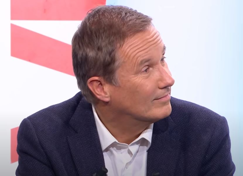 La tronche de Nicolas Dupont-Aignan devant Simone Boutboul, marraine d’Éric Zemmour…