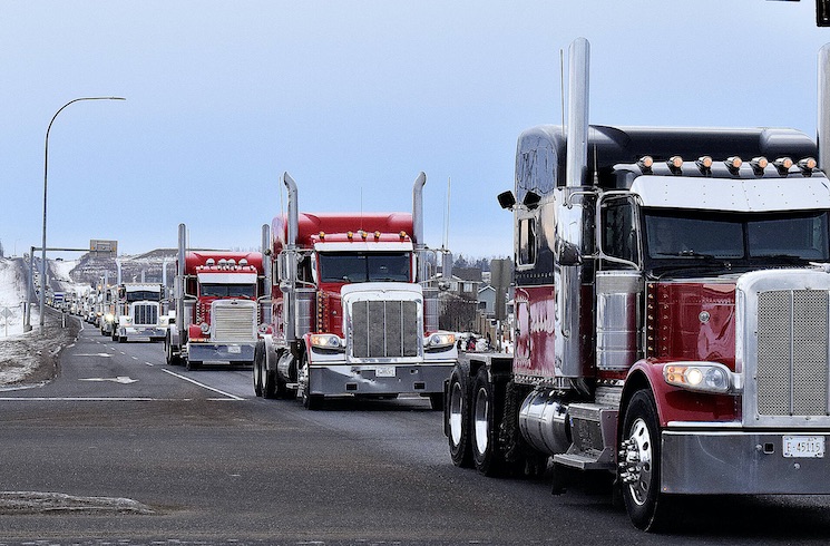 Canada : convoi géant de camions vers la capitale contre l’obligation vaccinale