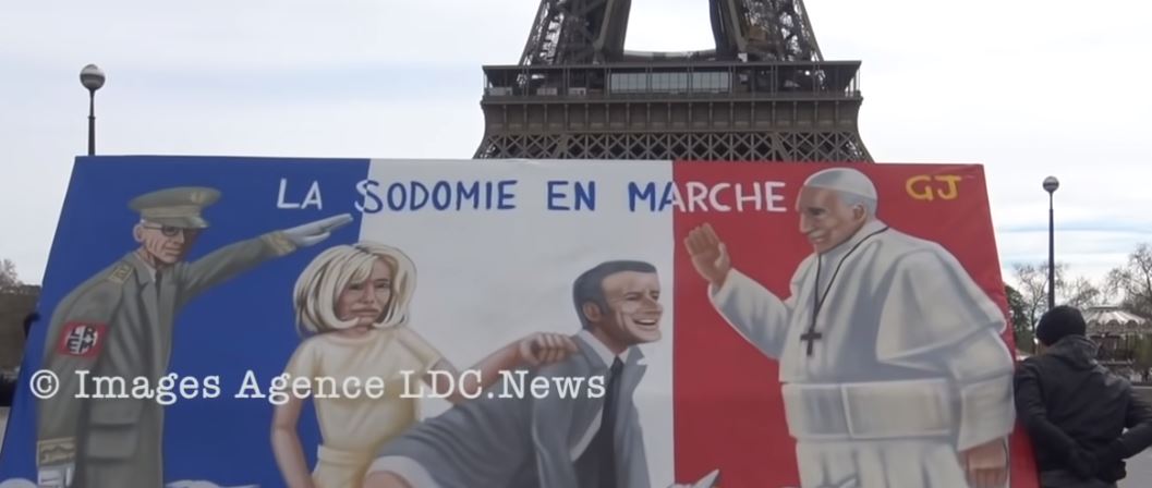 Une œuvre d’art contemporain détruite par la police devant la tour Eiffel