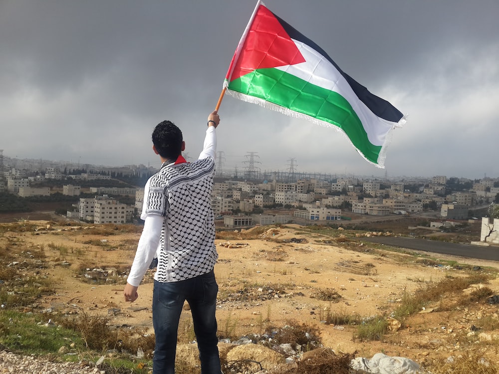 Israël poursuit sa ligne dure en interdisant les drapeaux palestiniens dans les lieux publics