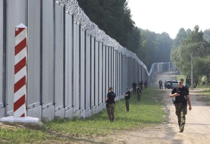 La Pologne déploie 10 000 soldats à sa frontière avec la Biélorussie