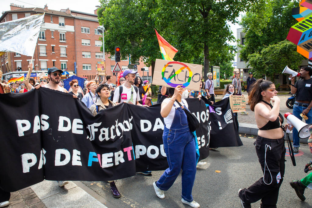 Marche des fiertés LGBT : «Facho, salaud, les gouines auront ta peau»