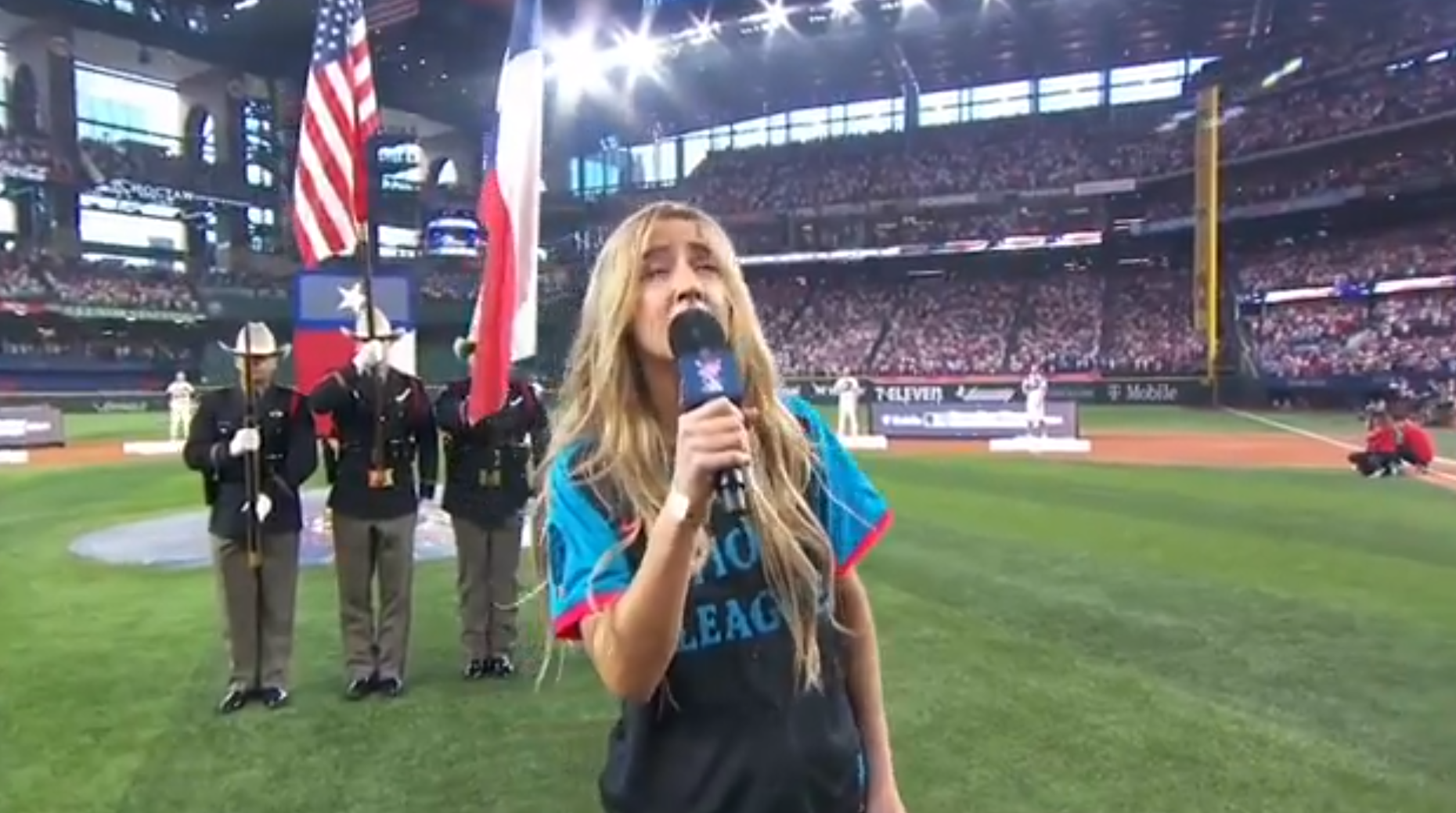 Ingrid Andress, chanteuse country multi-nominée, massacre l’hymne américain