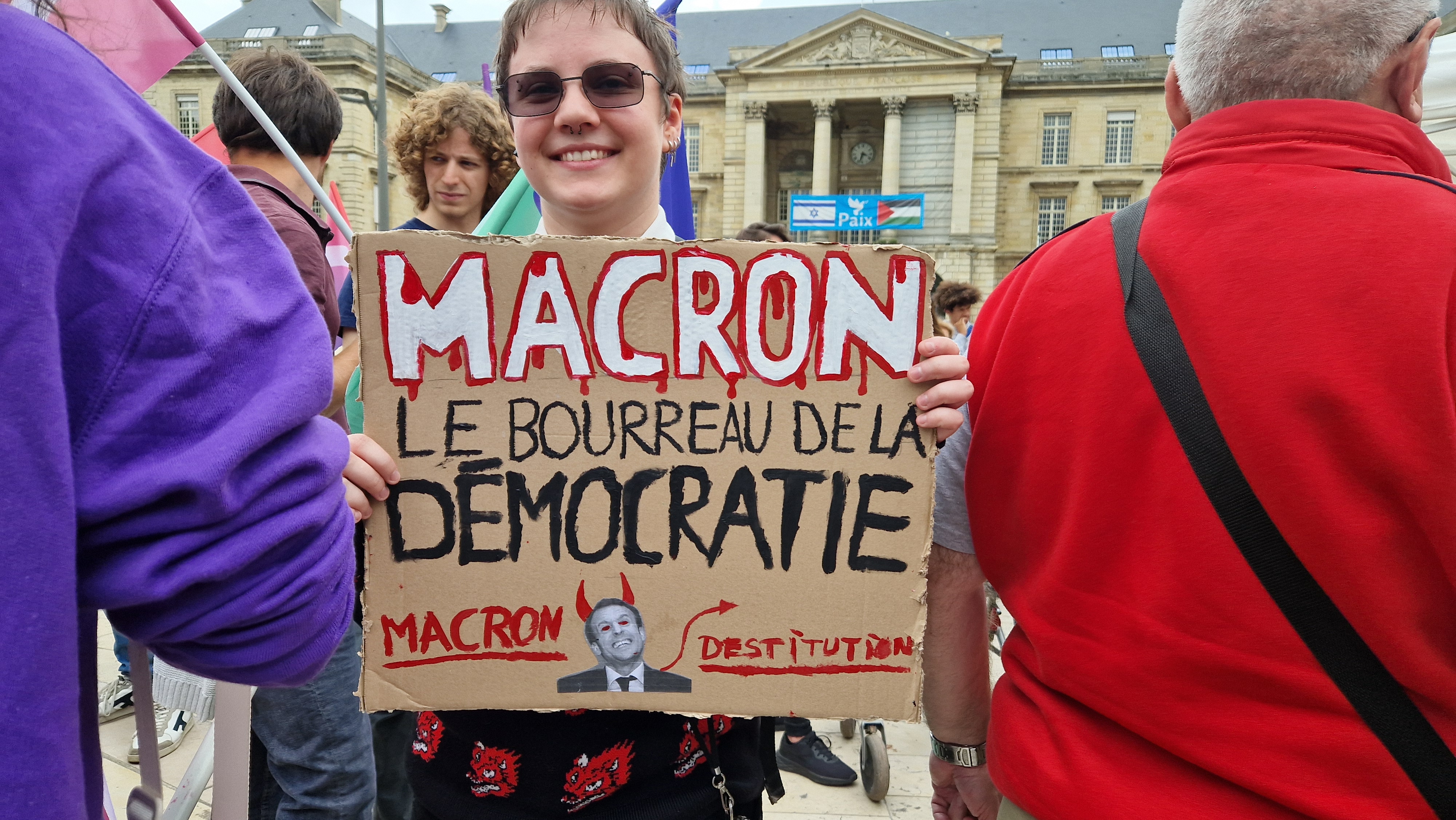 La manif de la gauche cocue contre le couple Barnier-Macron