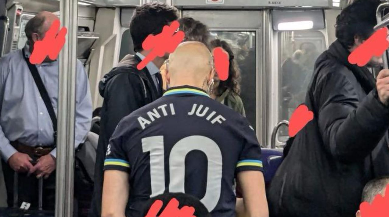 Signe des temps : le mec qui porte un maillot « Anti Juif » dans le métro