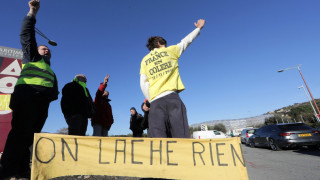 Pendant Que Macron Joue Au Grand Débat Les Gilets Jaunes