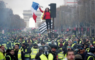 Mobilisation Massive Des Gilets Jaunes Sur Les Champs