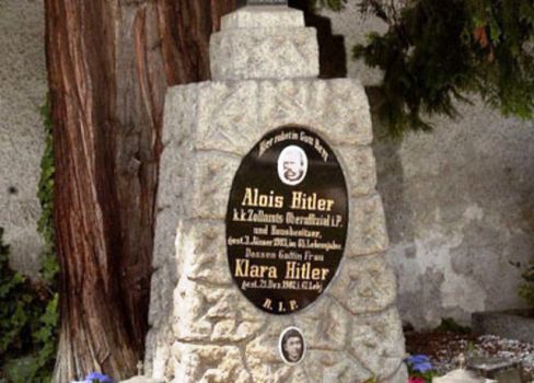 La tombe des parents du petit Dolfi a été retirée du cimetière de Leonding (Autriche)
