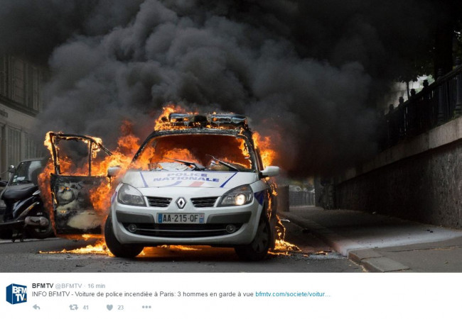 La voiture de police incendiée à Paris